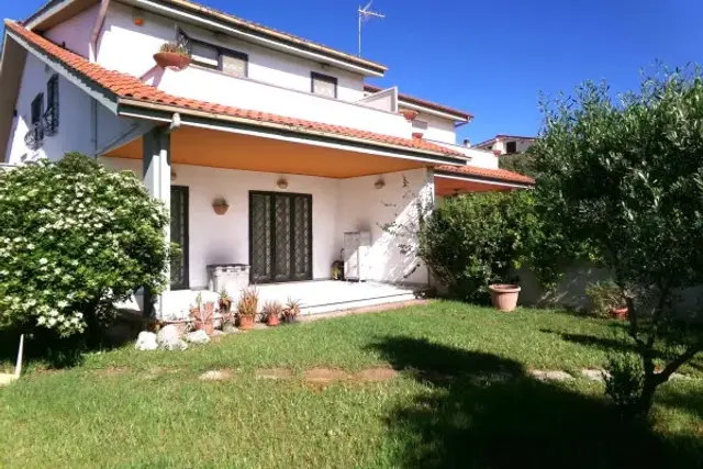 Multi-family villa in Via Arno 58, Anzio - Photo 1