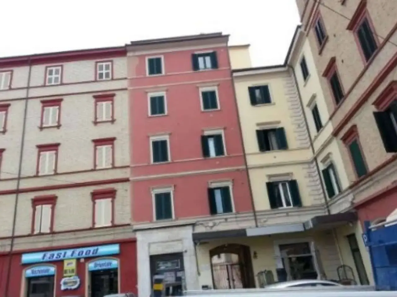 Locale commerciale in Piazza Rosselli 24, Ancona, {3} - Foto 1