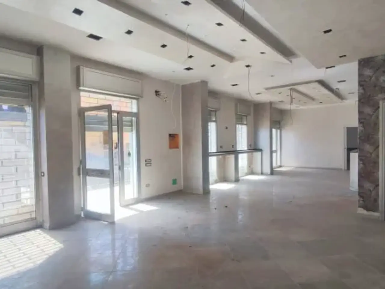 Negozio in Via Orazio De Carlucci, Maddaloni, {3} - Foto 1