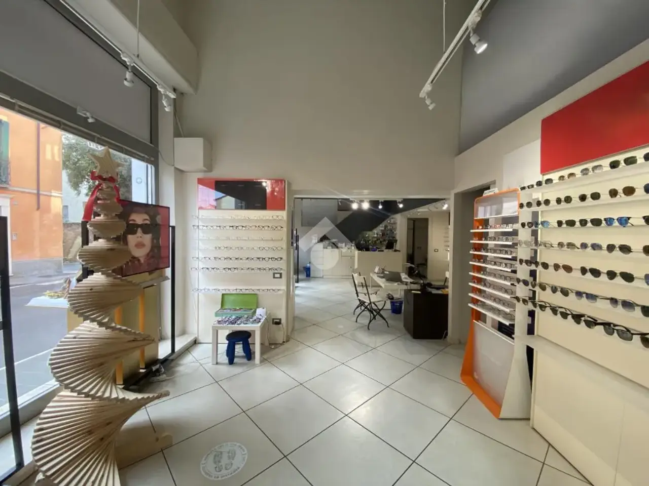 Negozio in Via Cesare Battisti 15, Castiglione Delle Stiviere, {3} - Foto 1