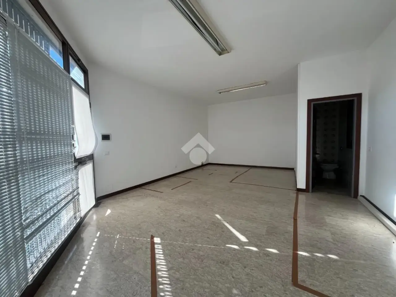 Negozio in Via Ippolito Nievo 9, Romano D'Ezzelino, {3} - Foto 1