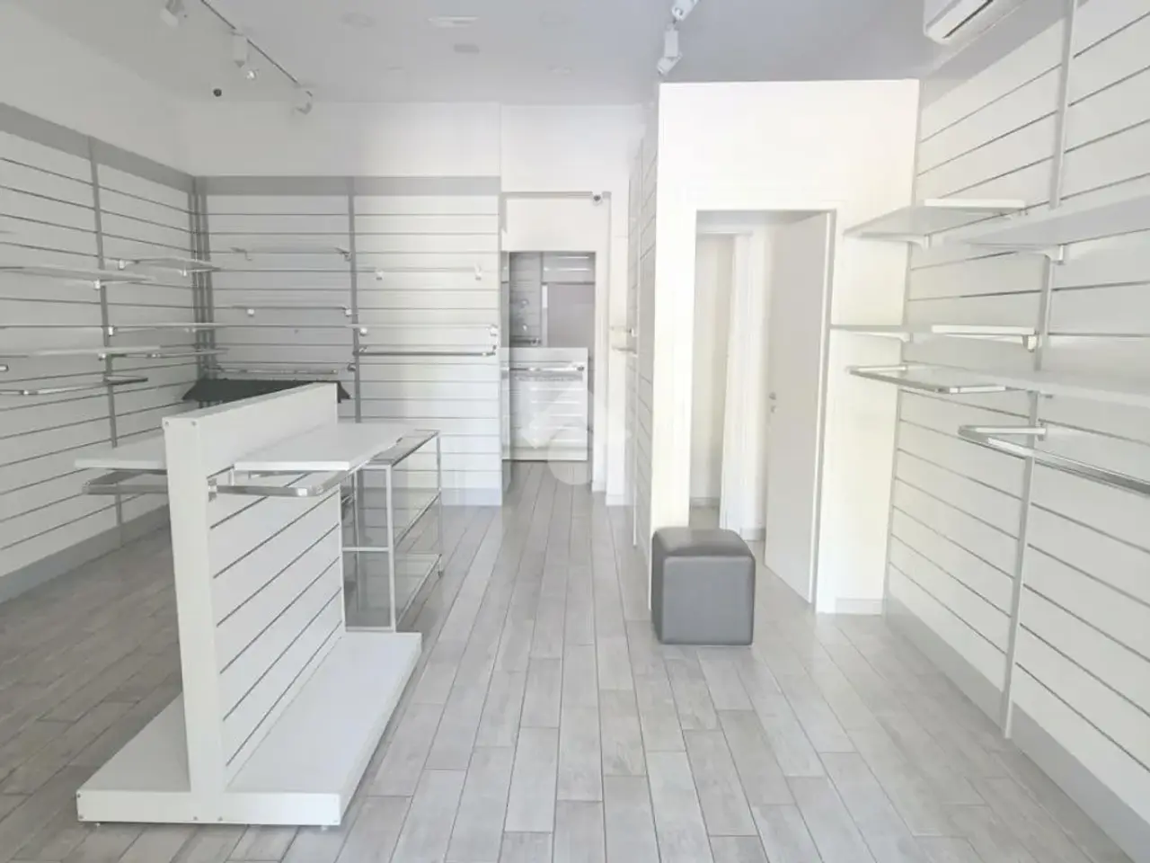 Negozio in Via Nazionale delle Puglie 190, Casalnuovo Di Napoli, {3} - Foto 2