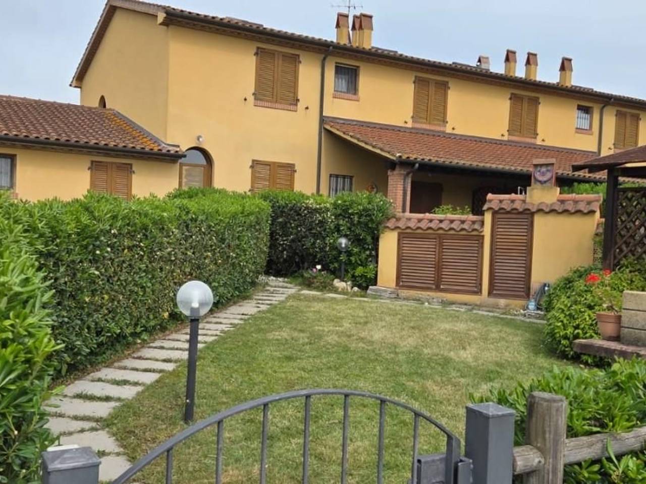 casa indipendente in vendita a Cecina
