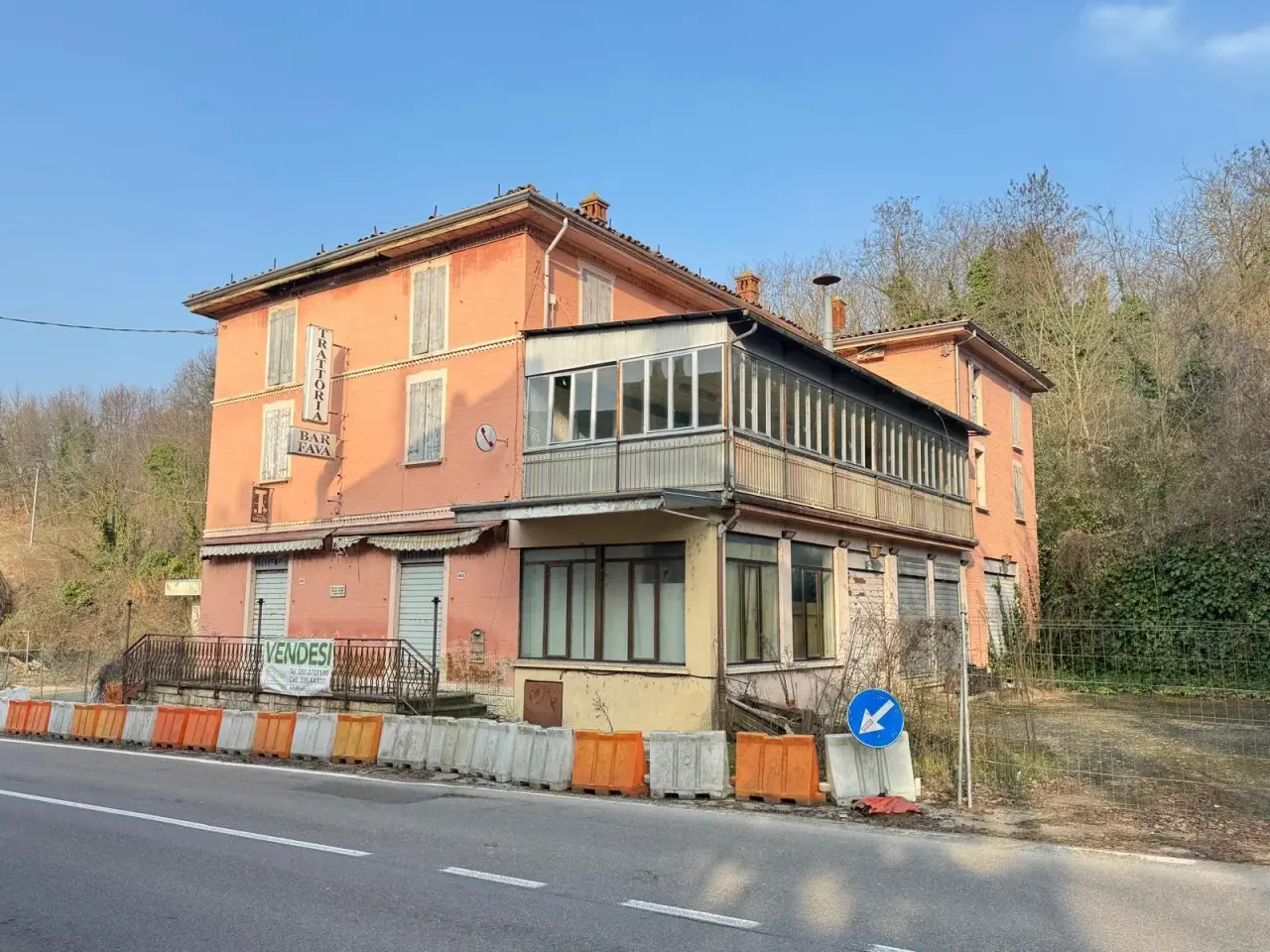 Palazzina commerciale in , Monte San Pietro, {3} - Foto 1