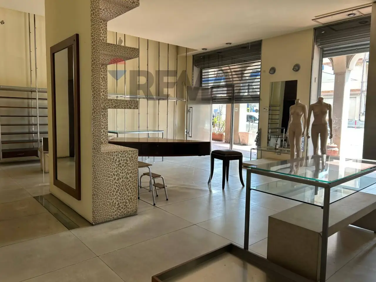 Negozio in Via Umberto 24, Sant'Agata Li Battiati, {3} - Foto 1