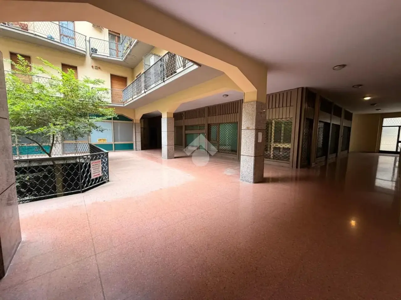 Palazzina commerciale in Largo Toscanini 3, Voghera, {3} - Foto 1