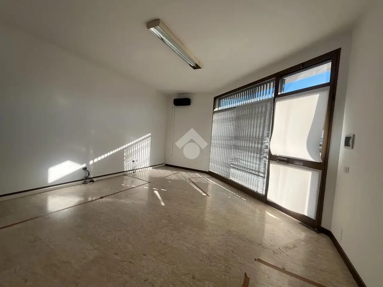 Negozio in Via Ippolito Nievo 9, Romano D'Ezzelino, {3} - Foto 1
