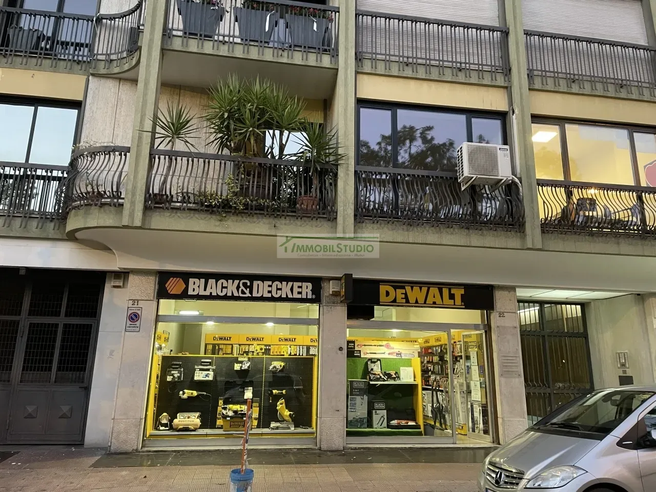 Negozio in Piazza Giuseppe Garibaldi, Bari, {3} - Foto 1