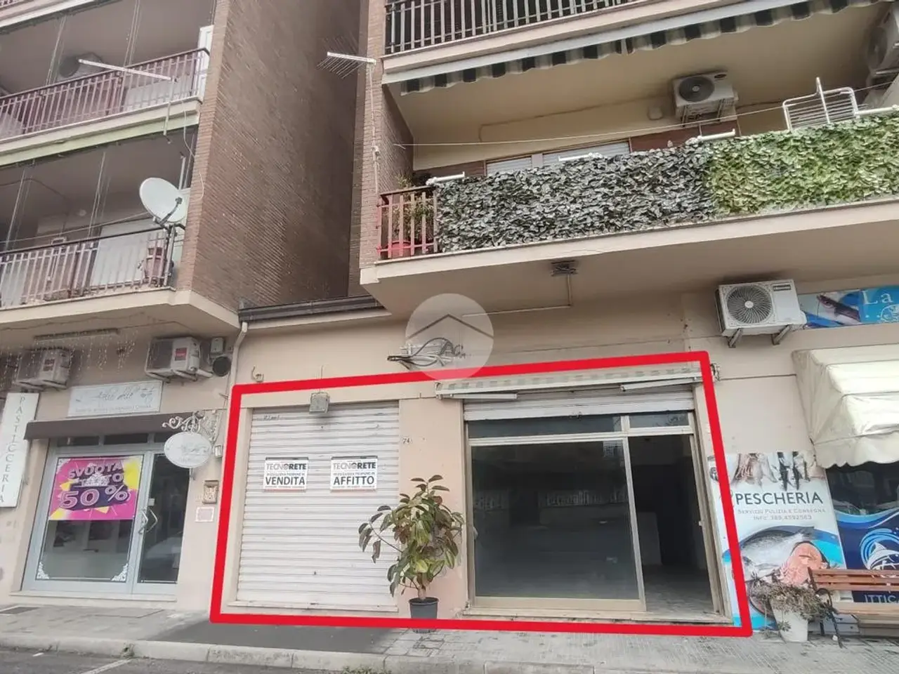 Negozio in Piazza Martiri del Terrorismo 5, Aquino, {3} - Foto 1