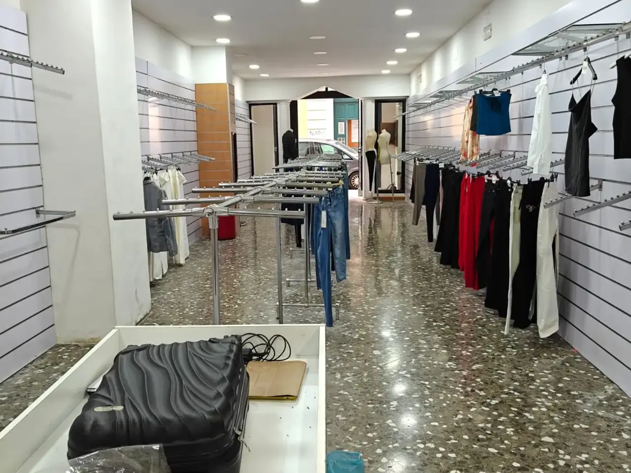 Negozio in Via Giuseppe Re David 98, Bari, {3} - Foto 2