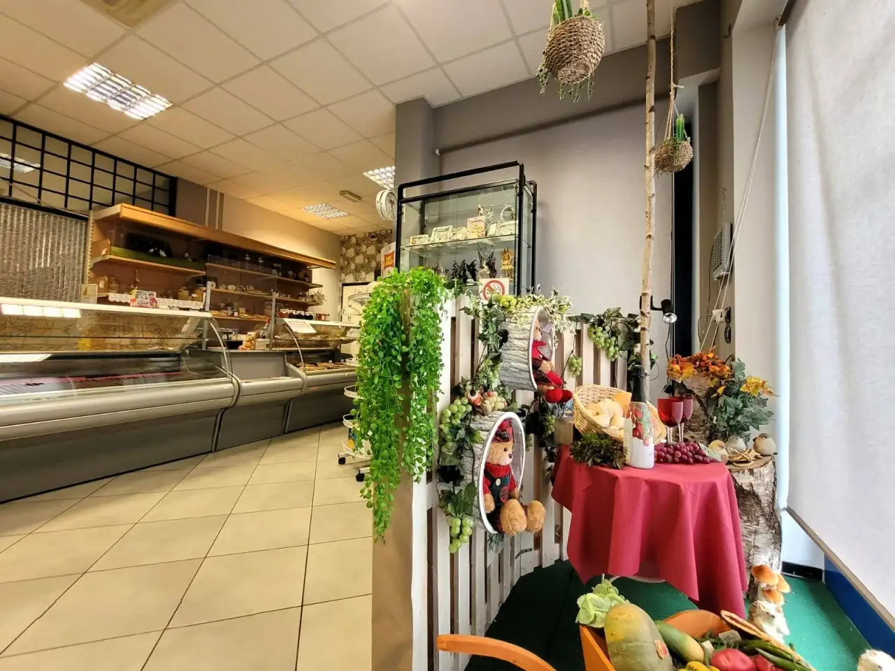 Esercizio commerciale in Piazza della Loggia 12, Marcheno, {3} - Foto 1