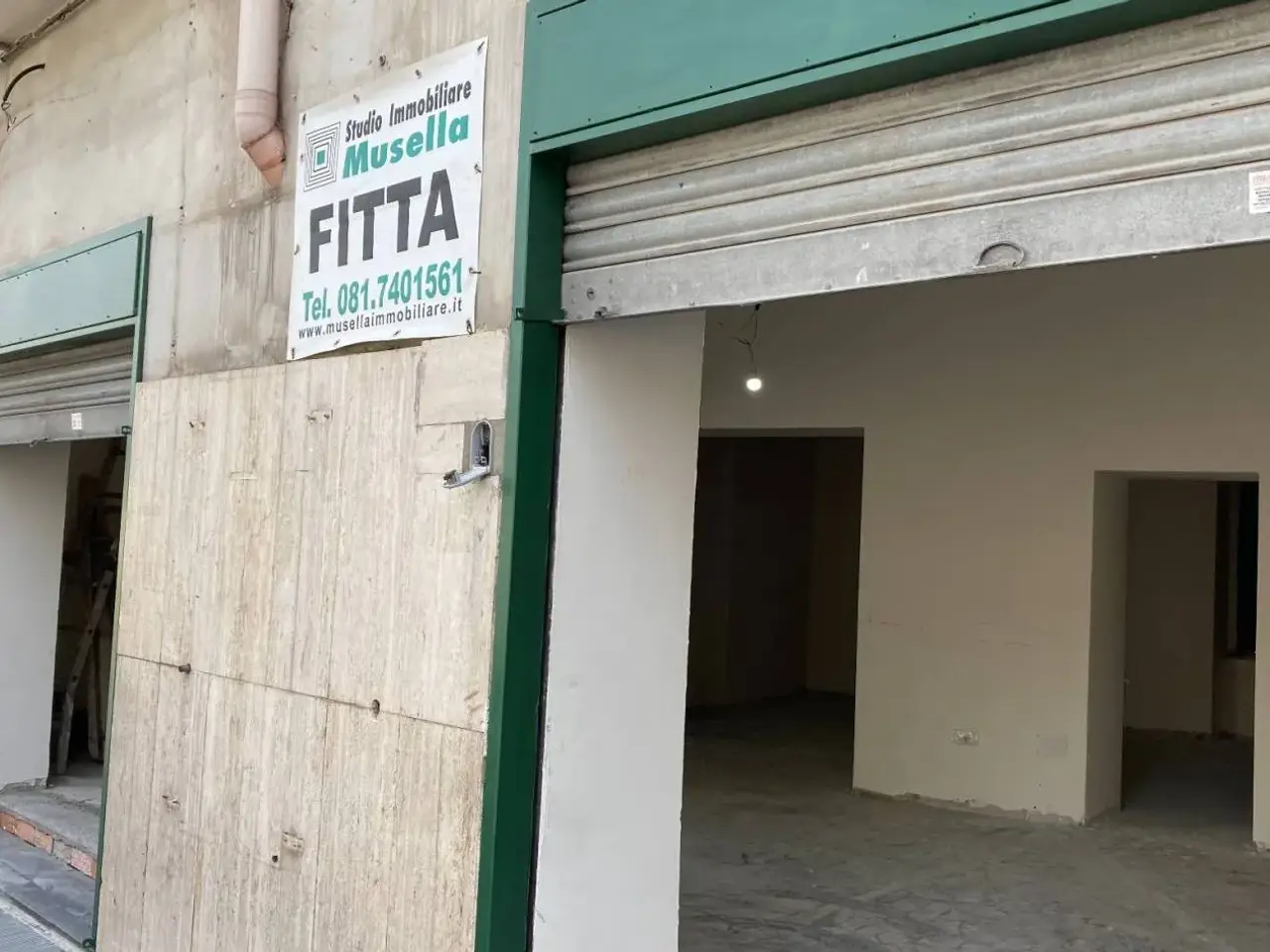 Locale commerciale in Via Vincenzo Janfolla Napoli, Napoli, {3} - Foto 1