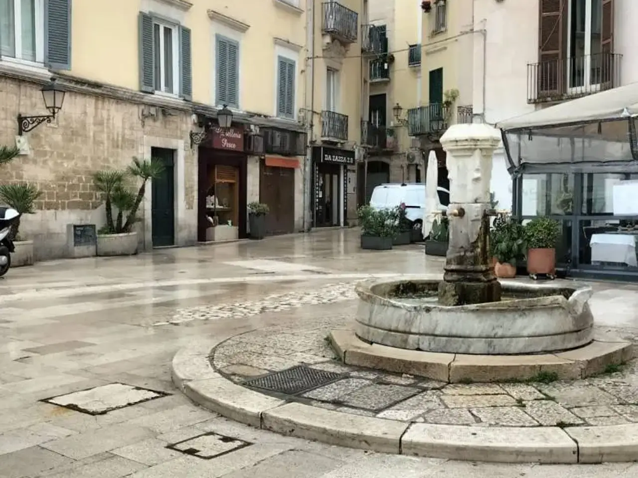 Locale commerciale in Piazza Mercantile 27, Bari, {3} - Foto 2