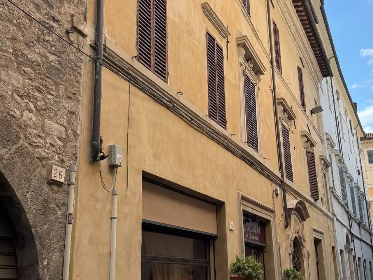 Negozio in Via dei Franceschi 18-20, Foligno, {3} - Foto 2