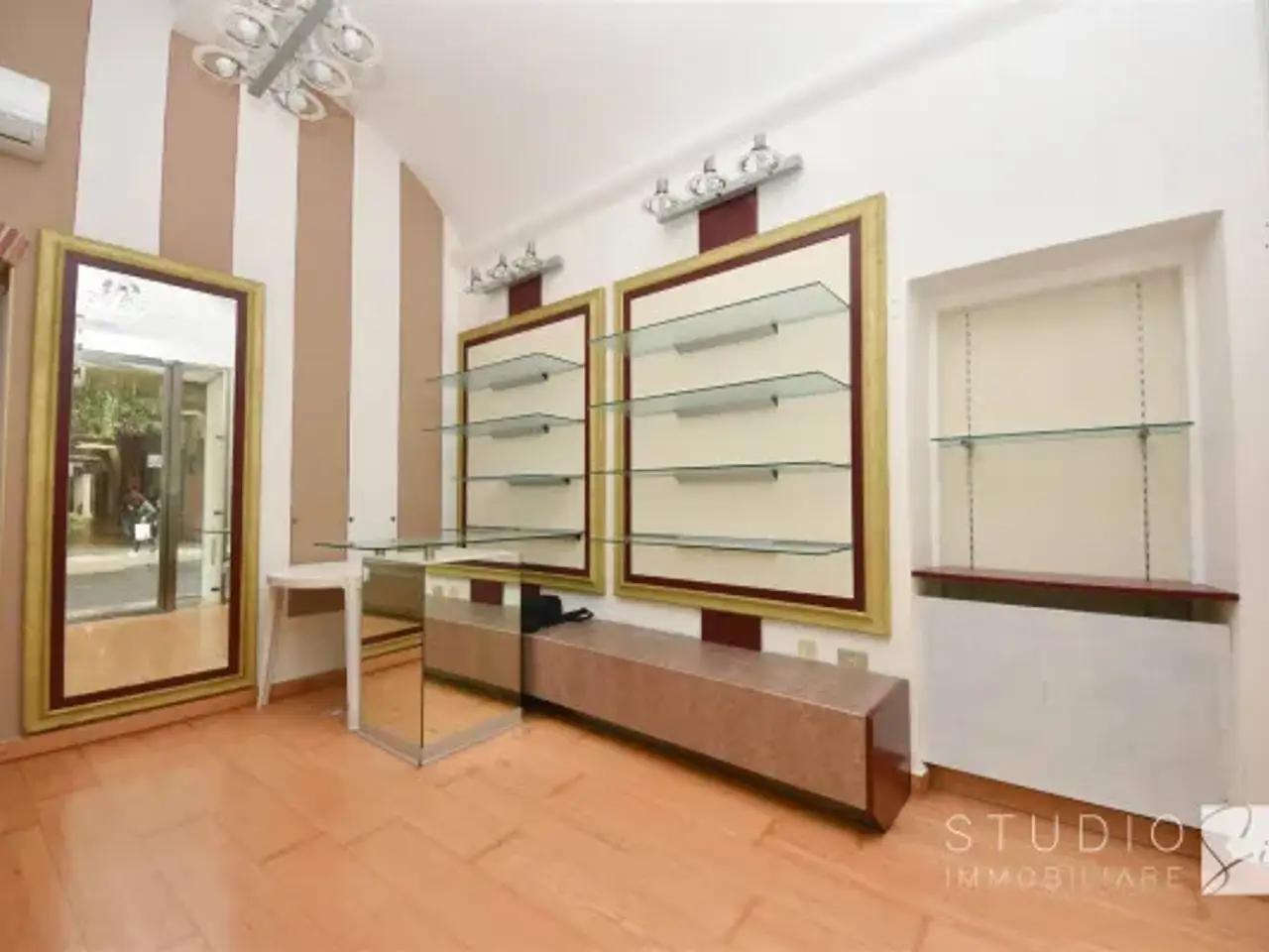 Negozio in Via della Costituzione, Pistoia, {3} - Foto 2