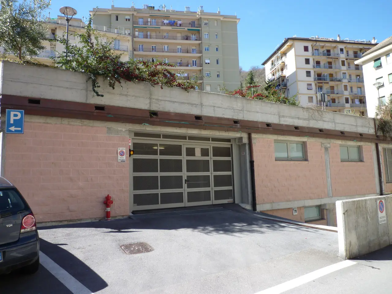 Parcheggio chiuso in Via Elia Bernardini 6, Genova, {3} - Foto 2
