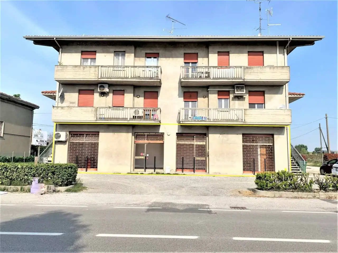 Locale commerciale in Via Maestra Grande-Renazzo 25/a, Cento, Cento, {3} - Foto 1