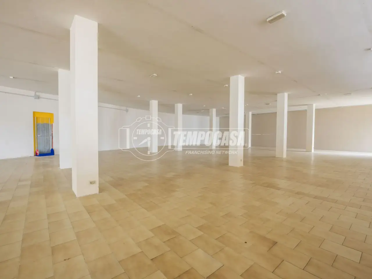 Negozio in Via Sejano, Corridonia, {3} - Foto 1