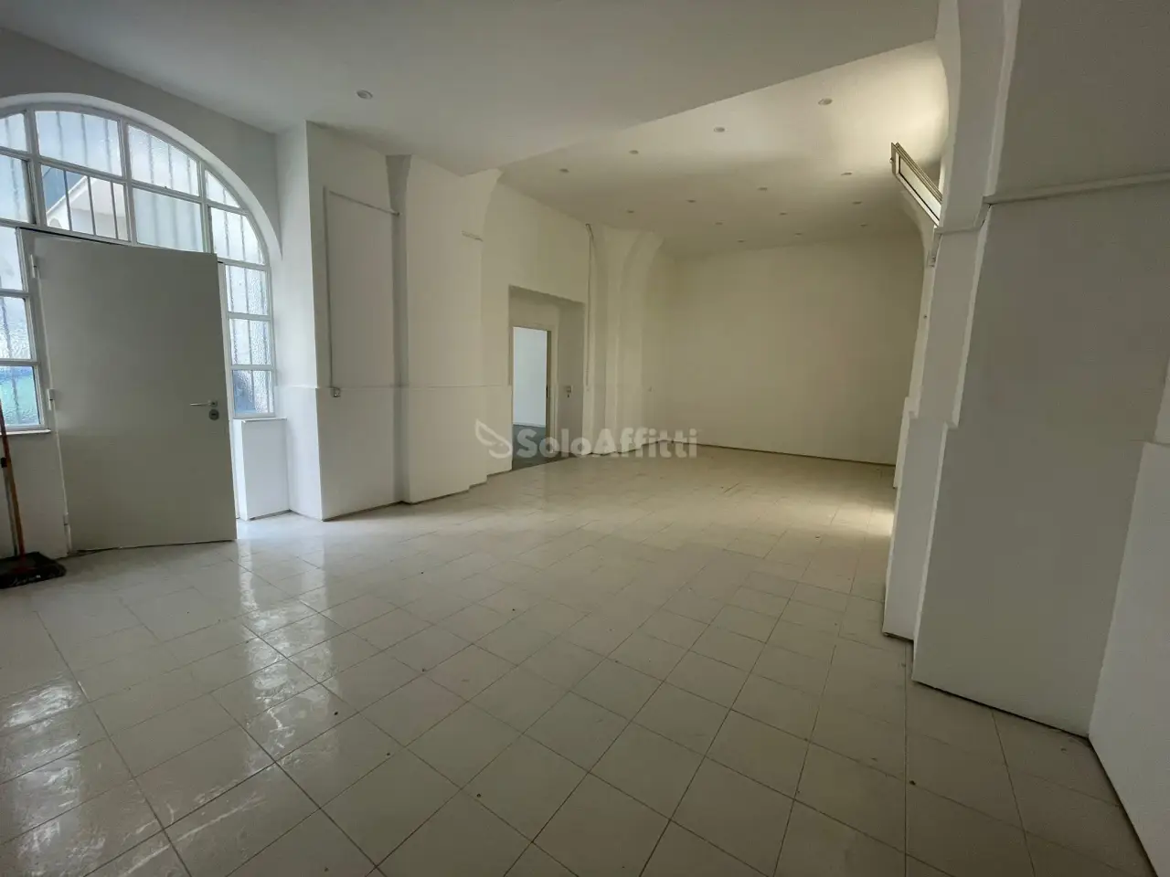 Magazzino in Corso Trieste 82, Caserta, {3} - Foto 1