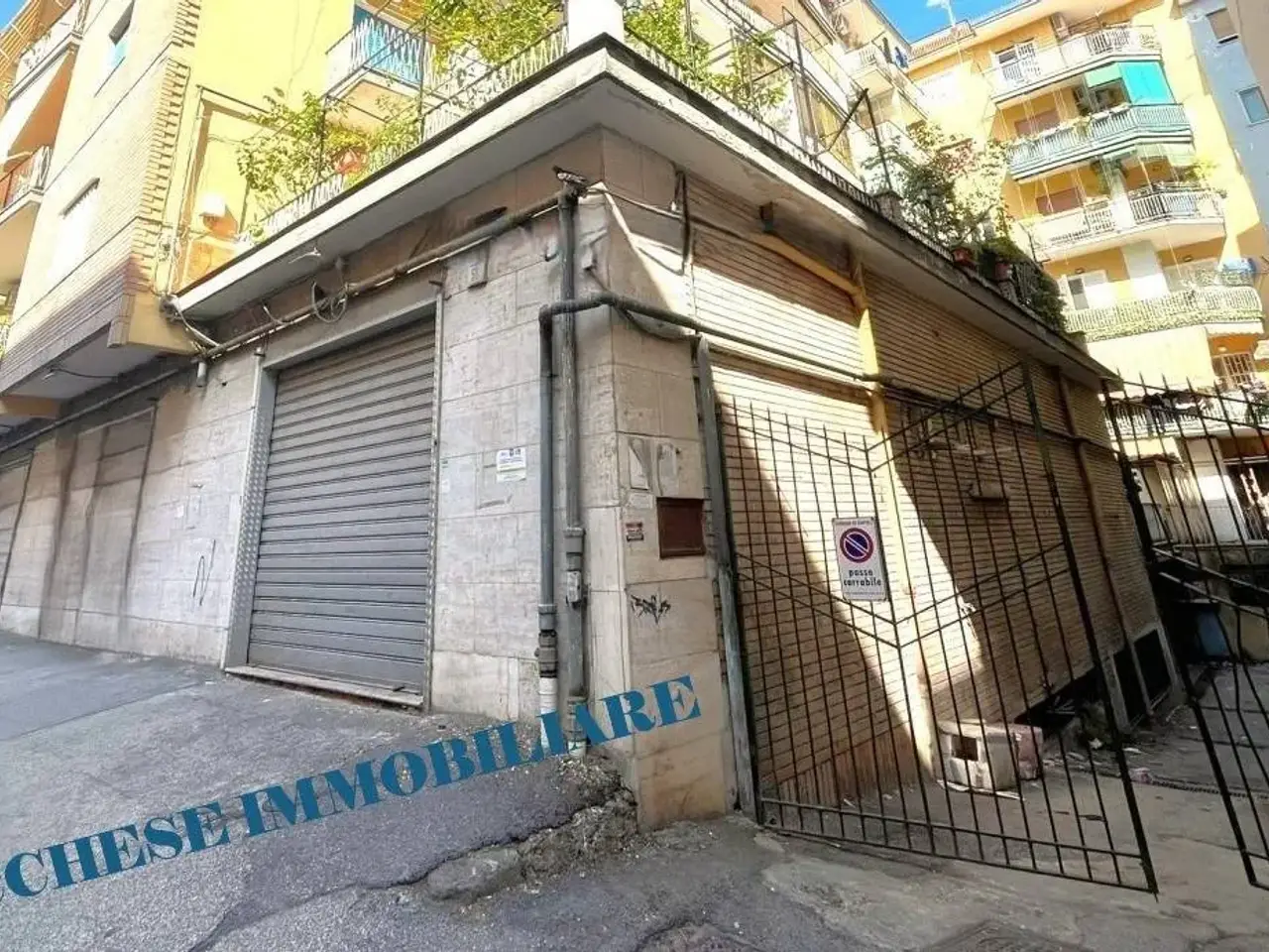 Esercizio commerciale in Via Paolo della Valle, Napoli, {3} - Foto 2