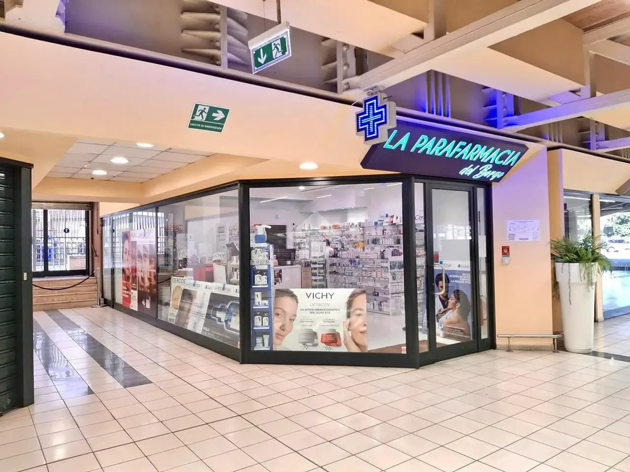 Negozio in Piazzale Guglielmo Marconi, Piacenza, {3} - Foto 1