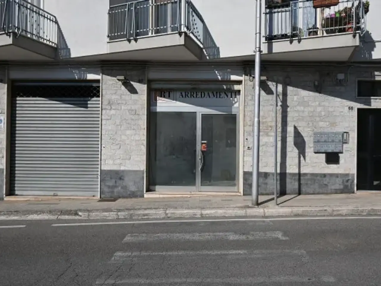 Negozio in Via Camillo Benso di Cavour 57, Alberobello, {3} - Foto 1