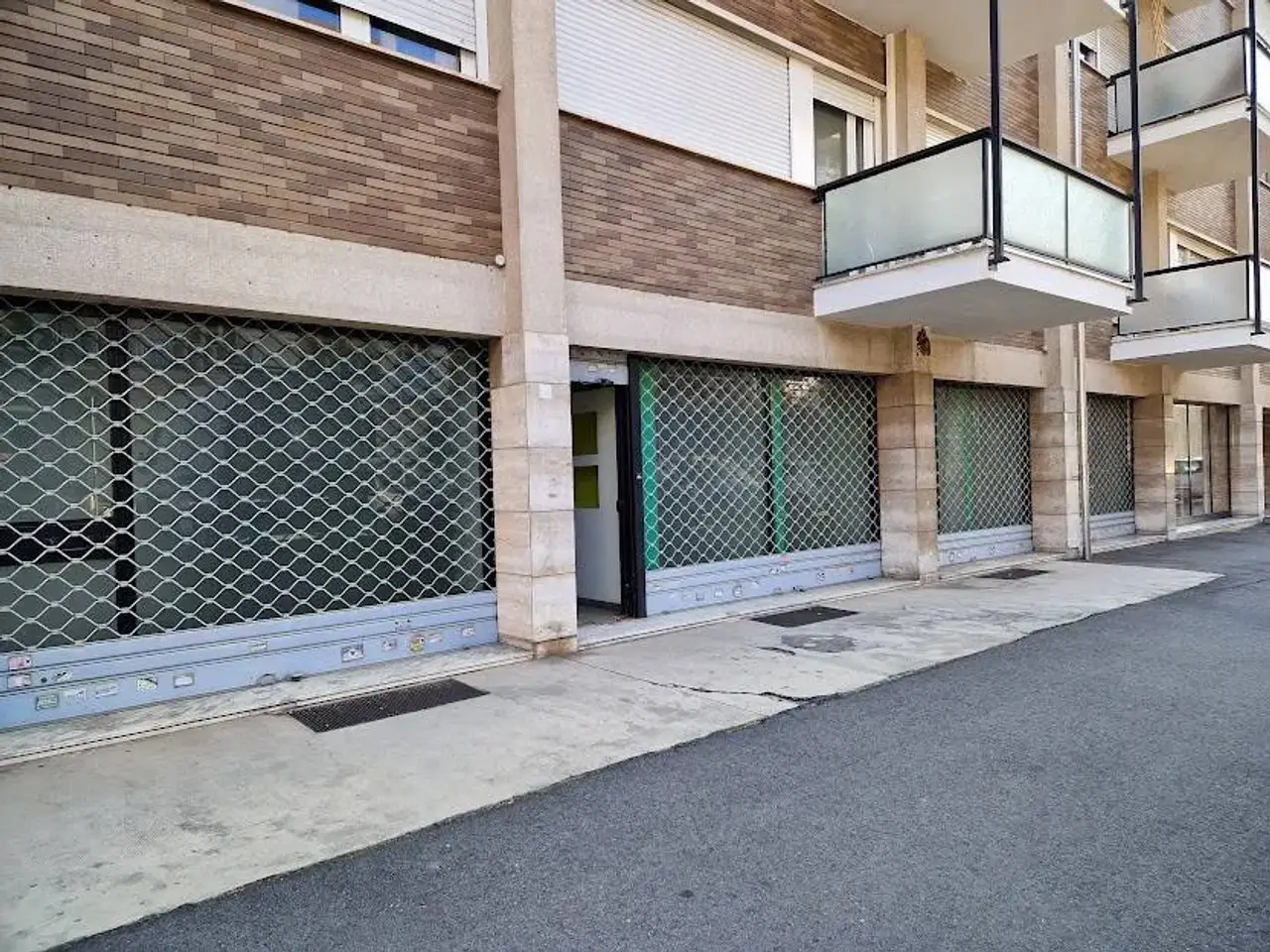 Locale commerciale in Via Aosta 12, Ivrea, Ivrea, {3} - Foto 2