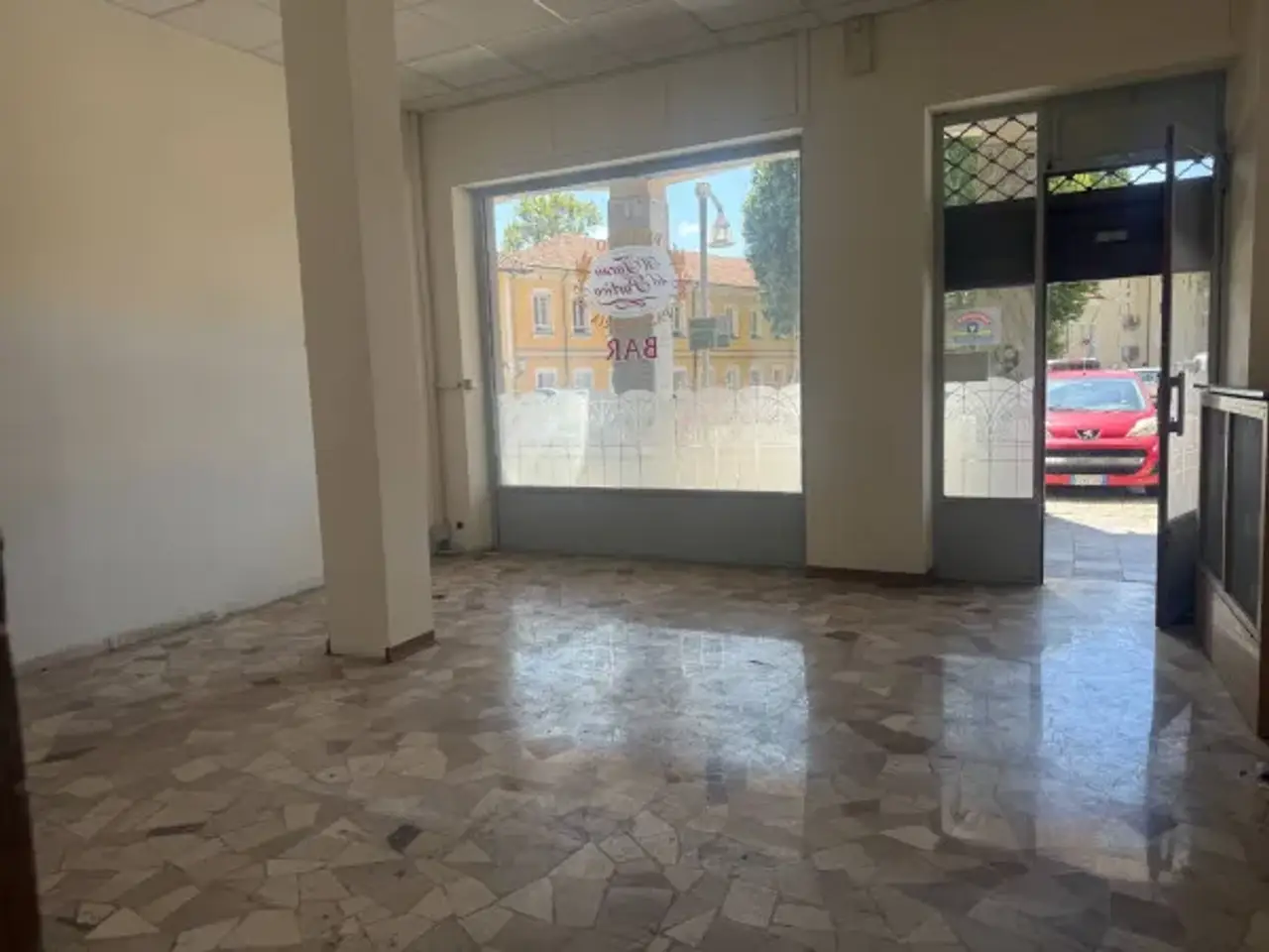 Negozio in Piazza Giacomo Matteotti 17, Grugliasco, {3} - Foto 1