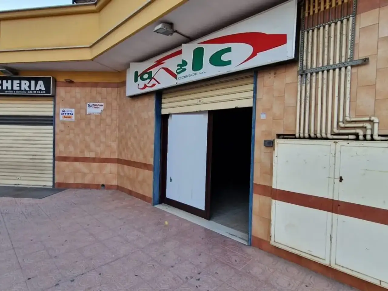 Locale commerciale in Piazza Caduti Andria, Andria, Zona Camaggio / Croci / San Vito, Zona S. M. Vetere / Via Canosa / Via Annunziata, Andria, {3} - Foto 1