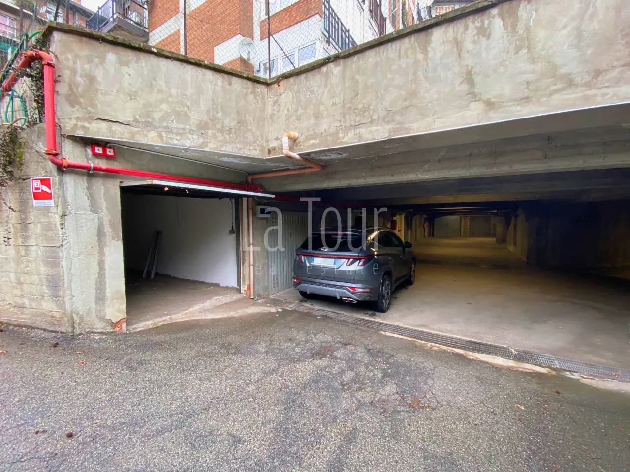 Parcheggio chiuso in Via Monte Grivola 18, Aosta, {3} - Foto 2