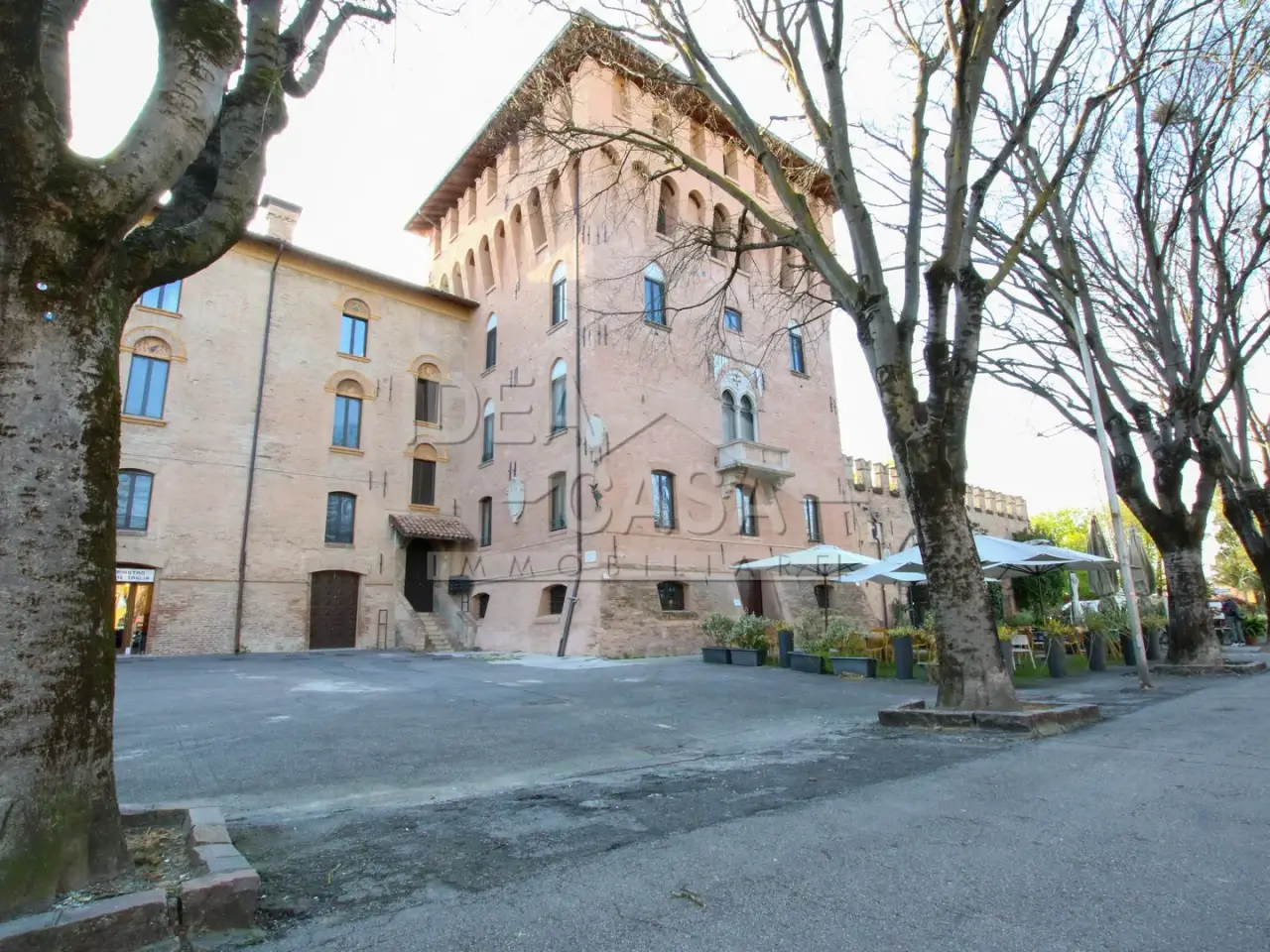 Locale commerciale in 65, Piazza della Costituente, Mirandola, Unione Comuni Modenesi Area Nord, Modena, Emilia-Romagna, 41037, Italia, Mirandola, {3} - Foto 1