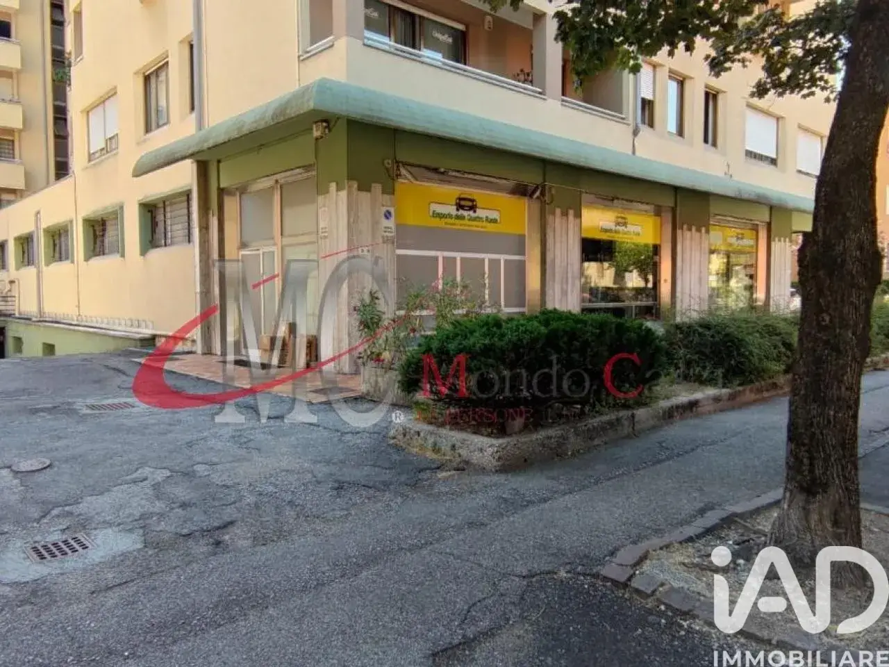 Negozio in Via Vittorio Veneto 9, Rovereto, {3} - Foto 1
