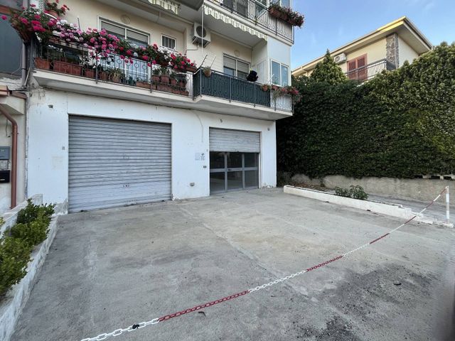 Magazzino in Via Istria, Catanzaro - Foto 1