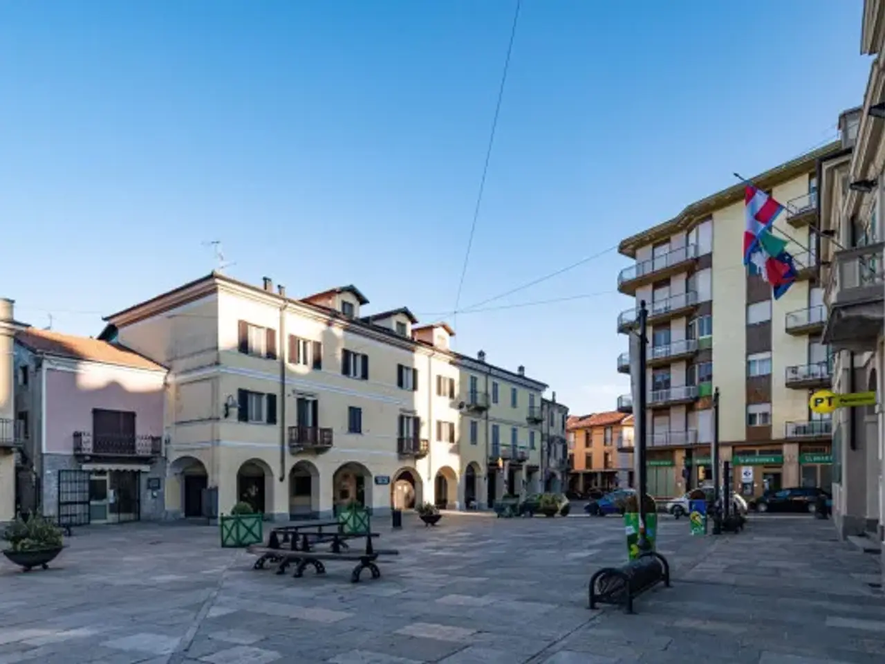 Negozio in Piazza Galileo Ferraris 18, Livorno Ferraris, {3} - Foto 1