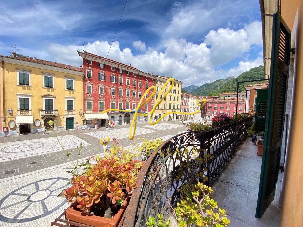 negozio in vendita a Carrara in zona Centro Città