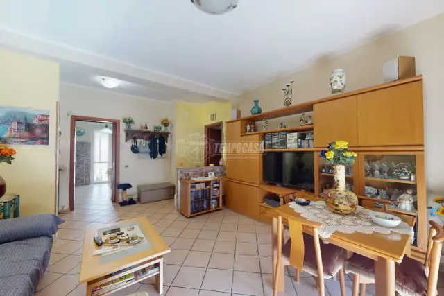 3-room flat in Via Genova, Malnate - Photo 1