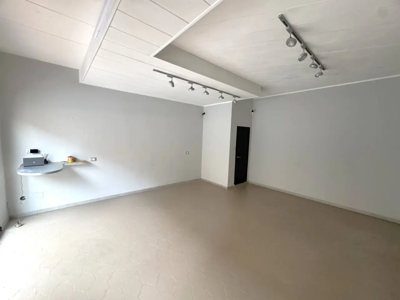 Negozio in Viale Don Minzoni Snc, Porto San Giorgio, {3} - Foto 1
