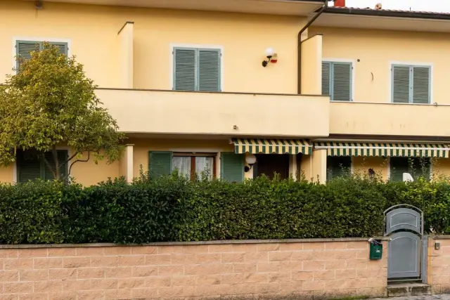 Terraced house, Ponsacco - Photo 1