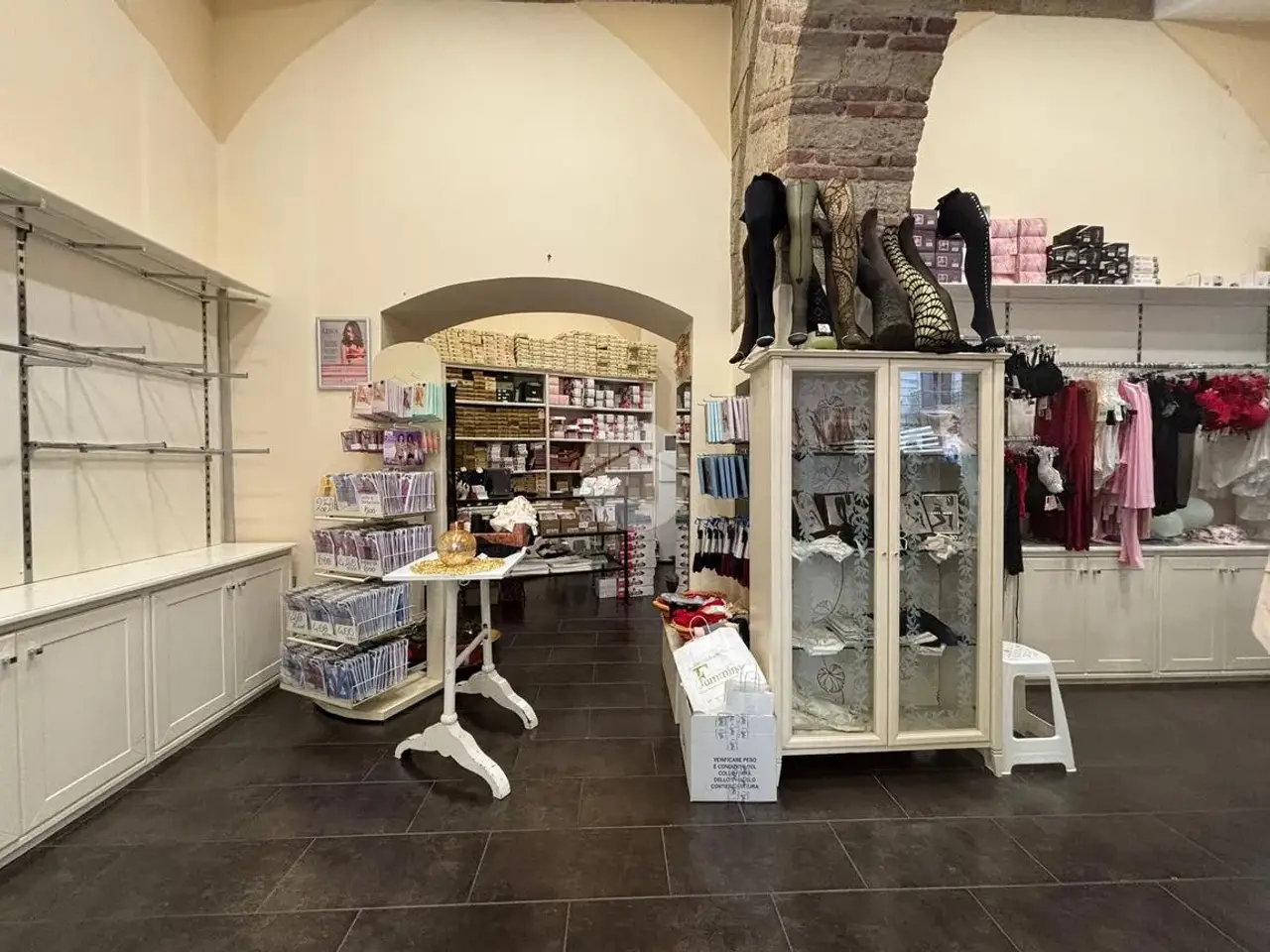 Negozio in Corso Giuseppe Garibaldi 253, Napoli, {3} - Foto 1