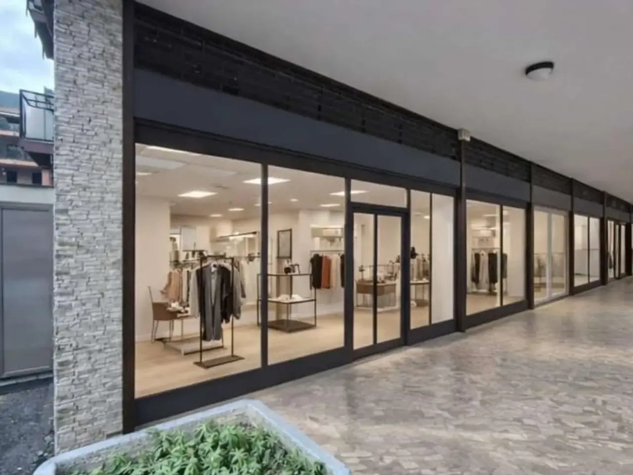 Negozio in Via Bossi 35, Saronno, {3} - Foto 1
