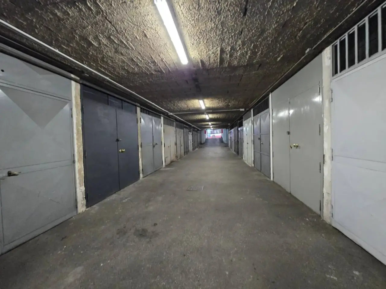Parcheggio chiuso in Via Domenico Fontana 62, Napoli, {3} - Foto 1