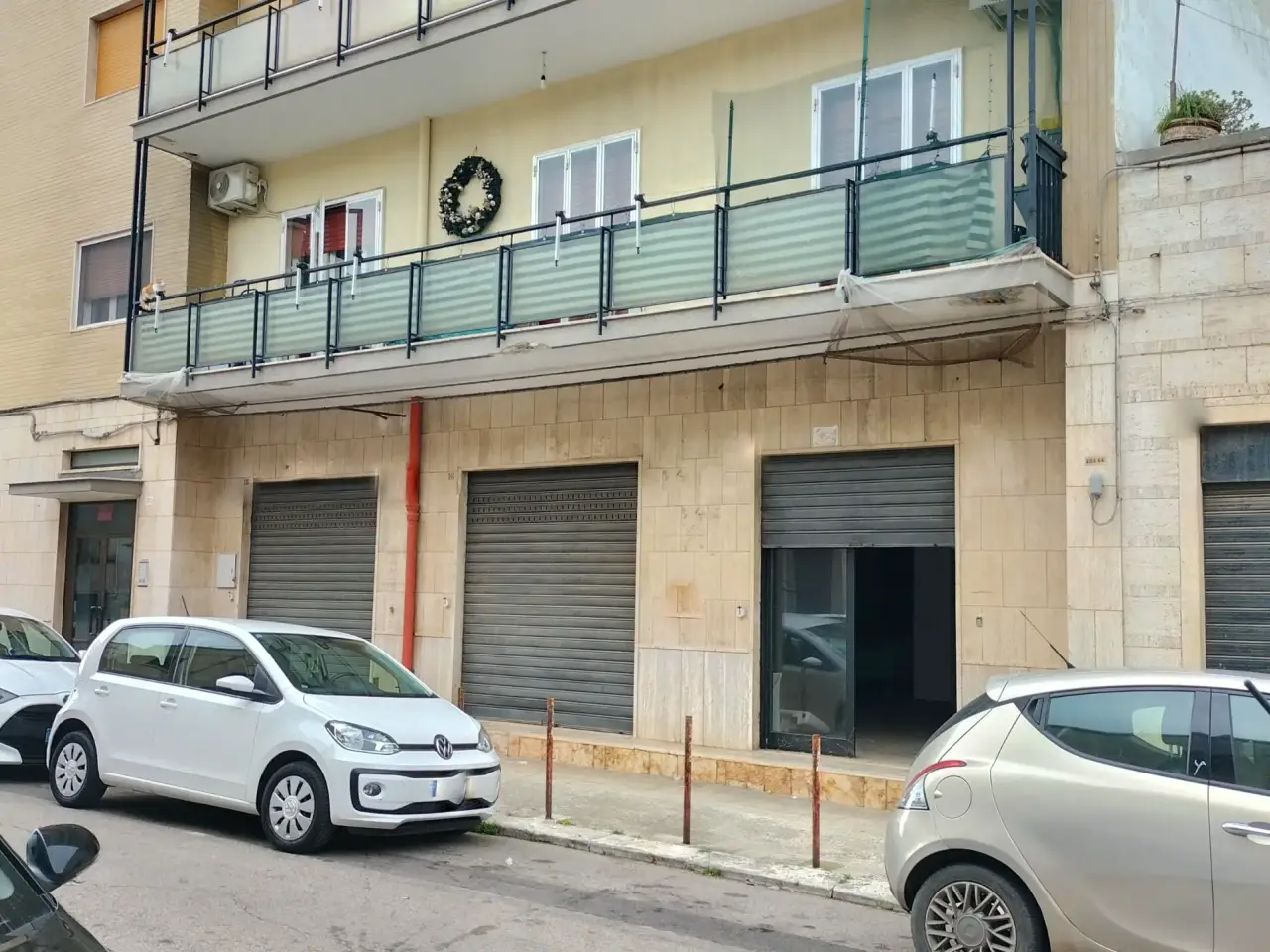 Negozio in Via Francesco Caiati, Sannicandro Di Bari, {3} - Foto 2