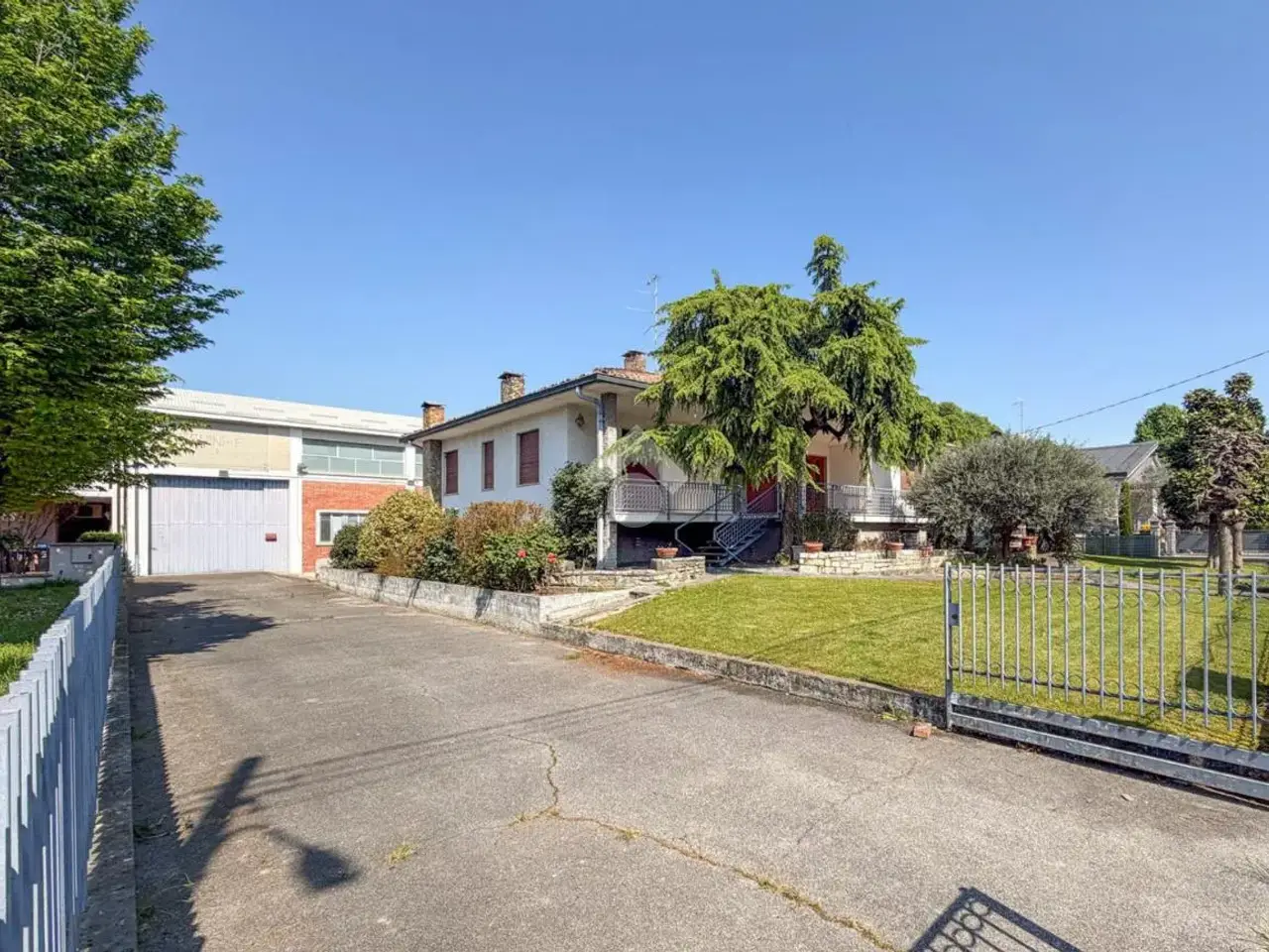 Palazzina commerciale in Via Adolfo Bernini 30, Castelvetro Piacentino, {3} - Foto 1