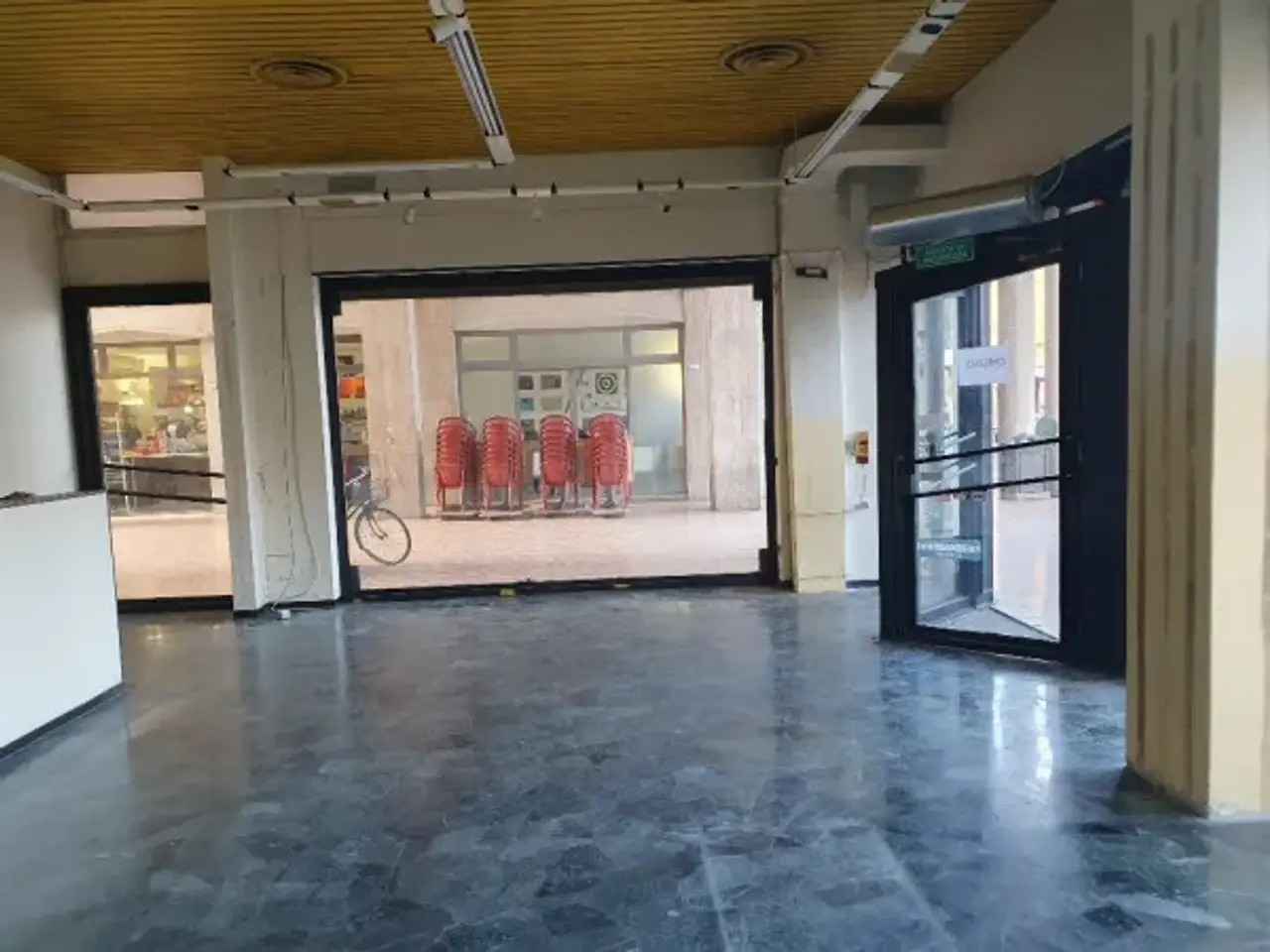Negozio in Piazza della Vittoria 1, Reggio Emilia, {3} - Foto 2