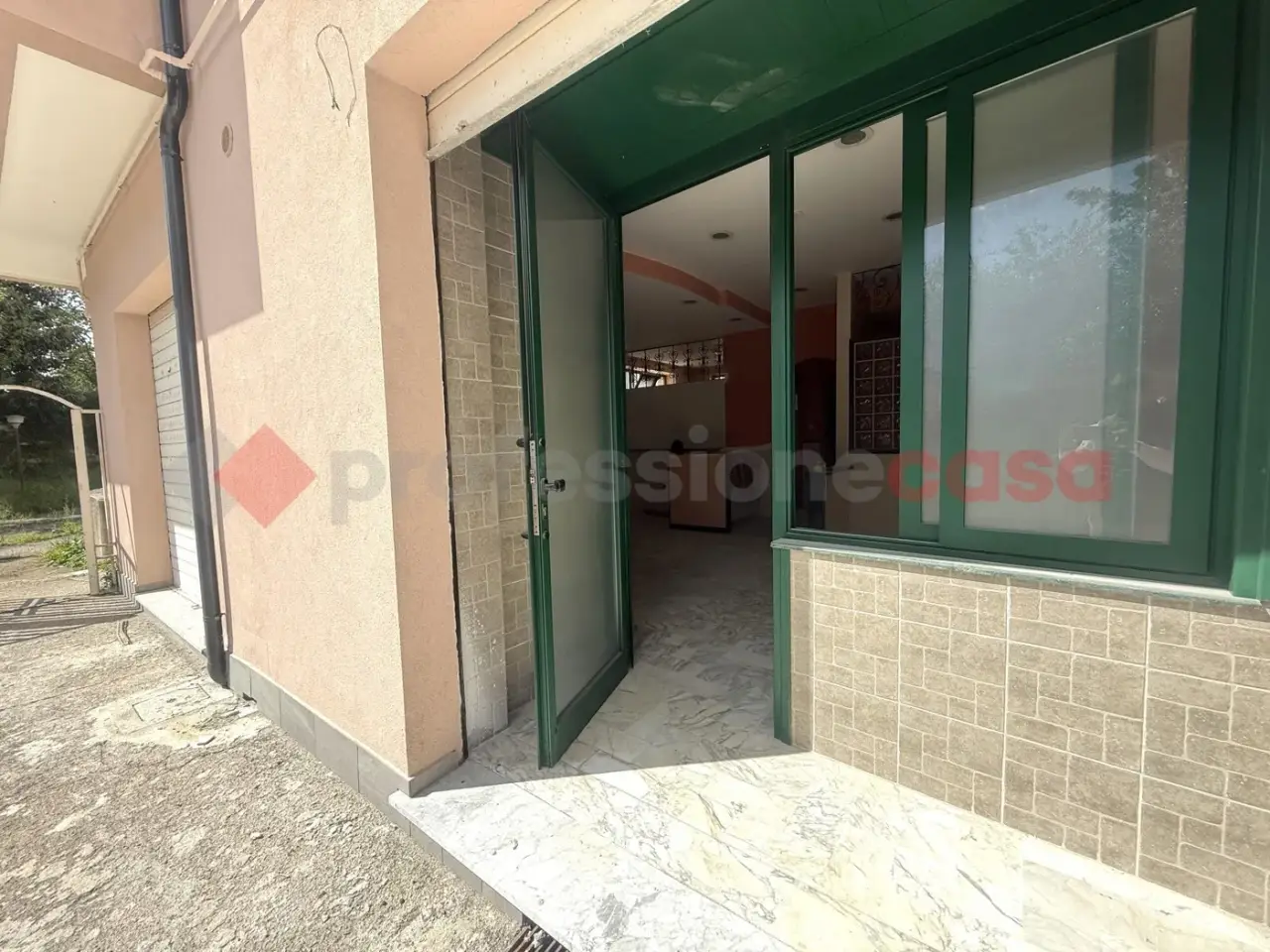 Negozio in Via Pietro Nenni Snc, Rotondi, {3} - Foto 1