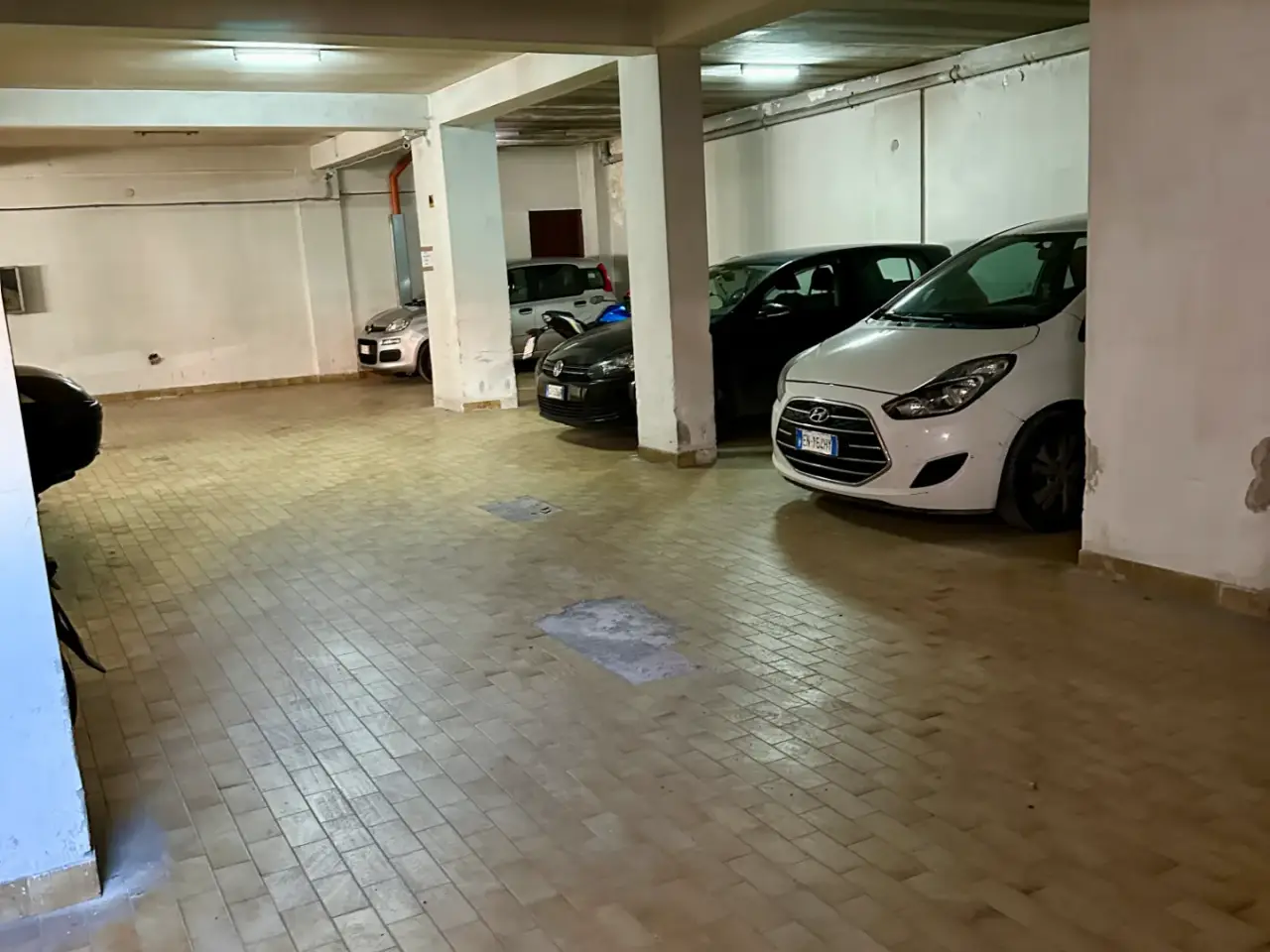 Parcheggio chiuso in Via Salve d'Esposito, Napoli, {3} - Foto 1