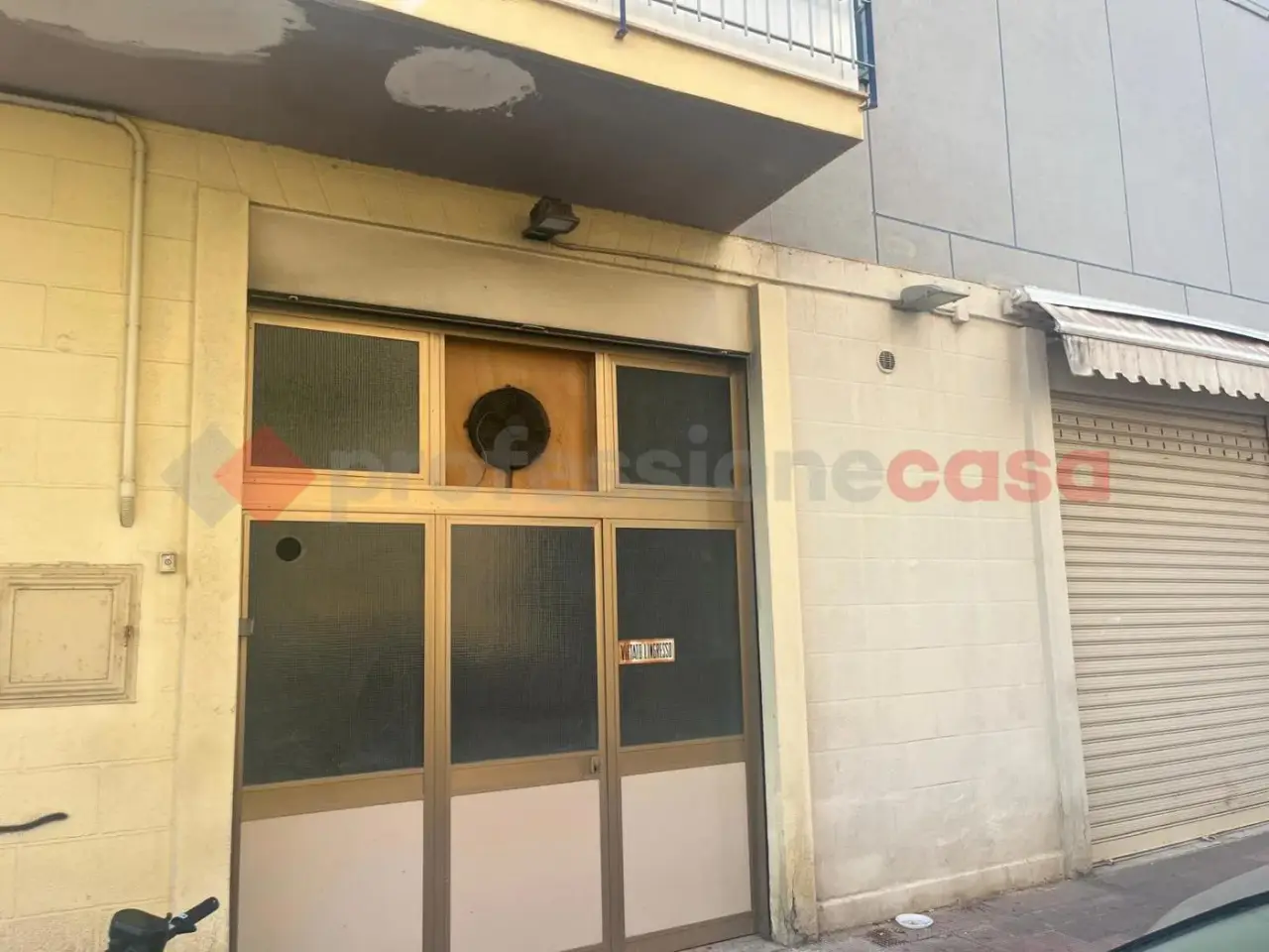 Esercizio commerciale in Via Puglie , Bari, {3} - Foto 1