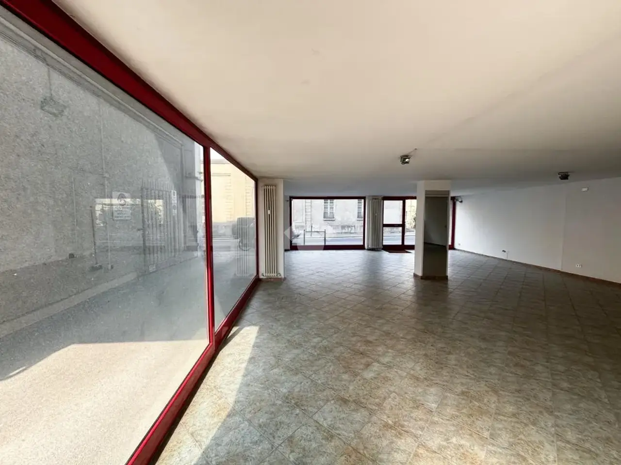 Negozio in Via Salvatore Sassi-Medaglia d' Oro 10, Lecco, {3} - Foto 1