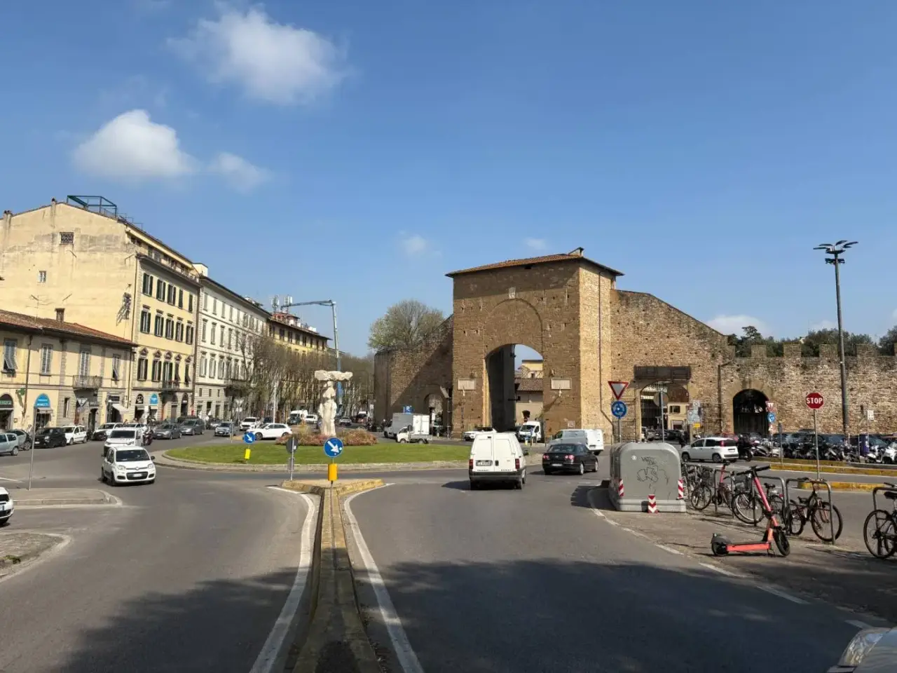 Locale commerciale in Piazzale di Porta Romana 3, Firenze, {3} - Foto 1