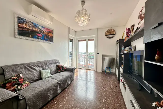 2-room flat in Via Bissone 6, Baranzate - Photo 1